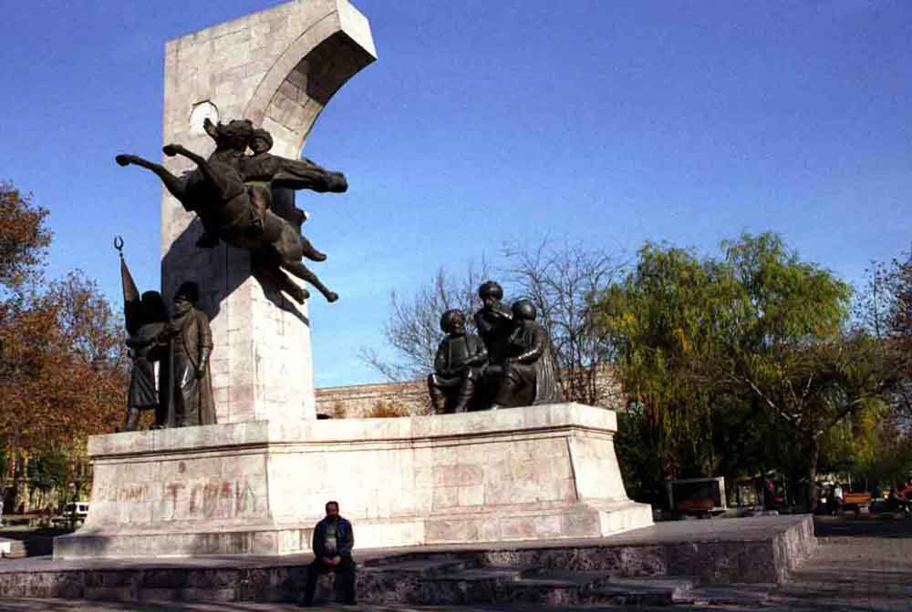 32 - Turquia - Istanbul, monumento a Fatih, conquistador de Istanbul